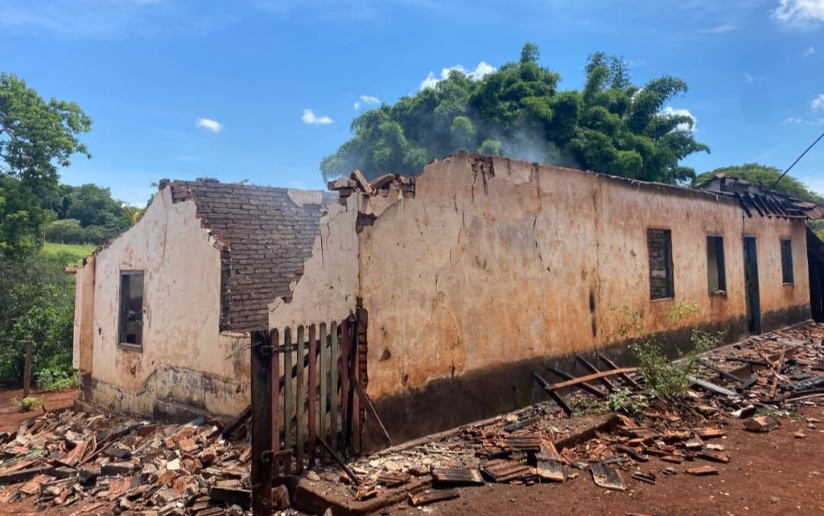 Idosa encontra casa destruída por fogo após temporal e suspeita de queda de raio em Batatais, SP