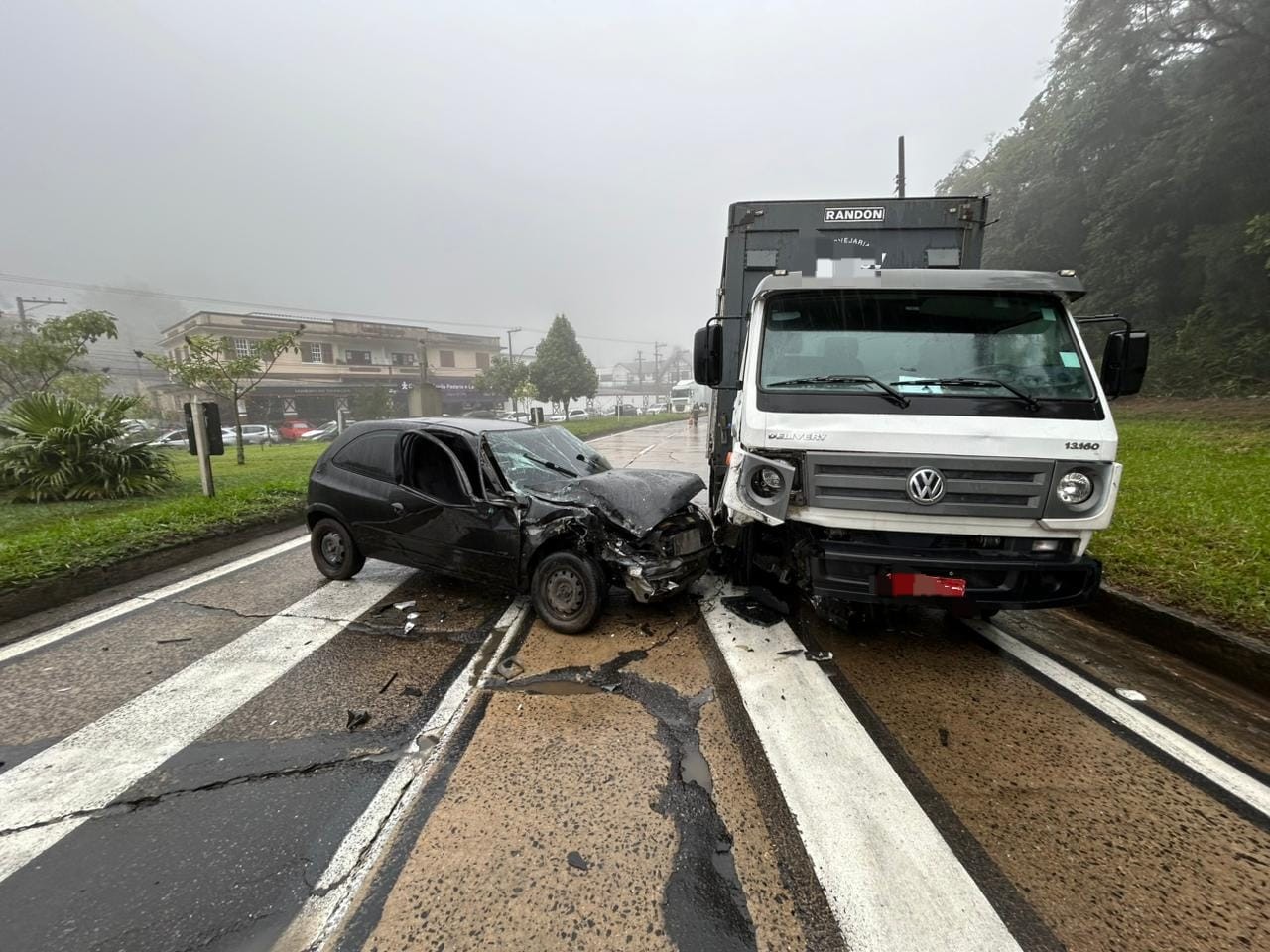 Motorista foge da PM, invade contramão e bate de frente com caminhão na BR-040, em Petrópolis