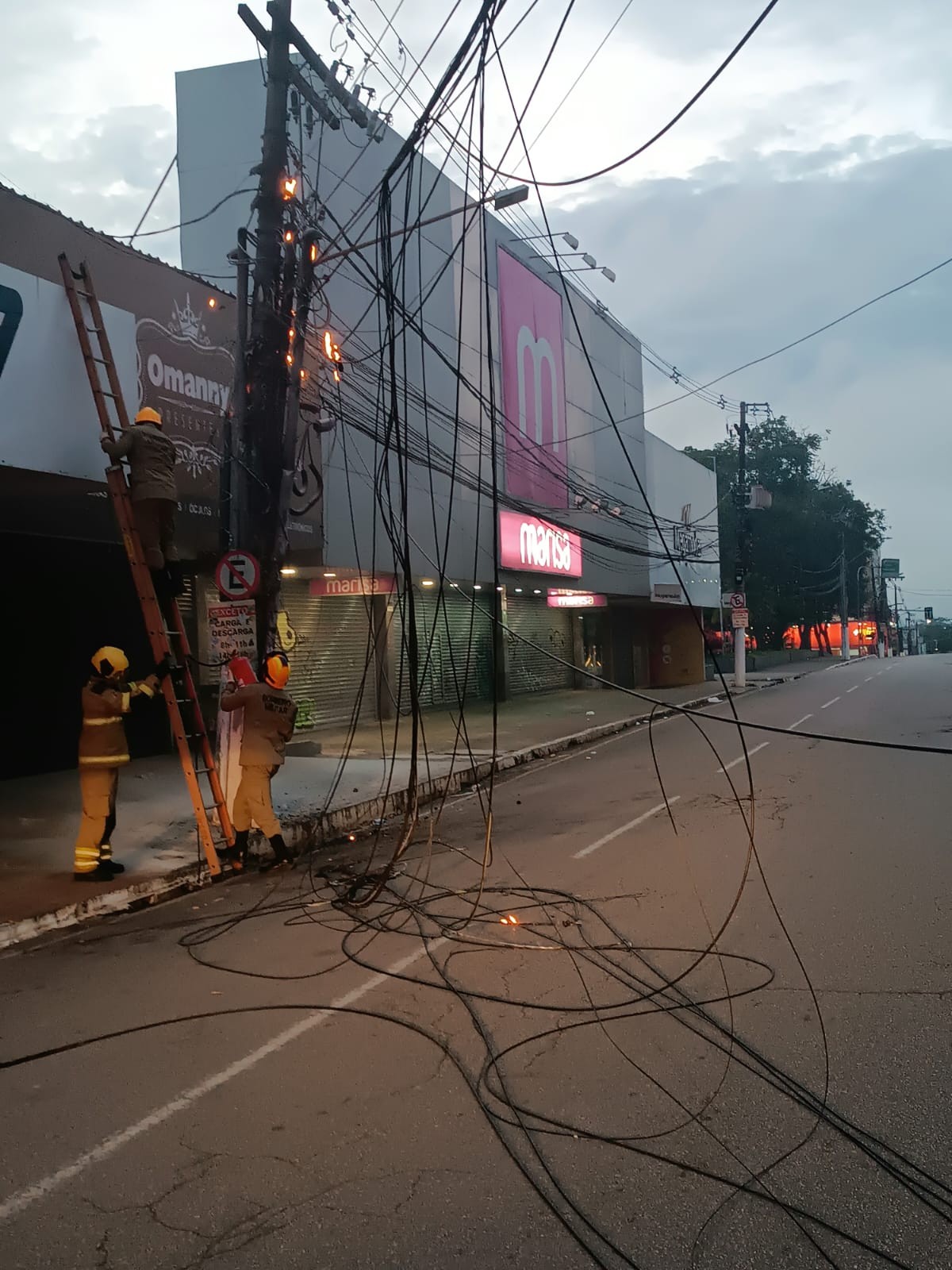 Incêndio em poste rompe fibra ótica e deixa órgãos públicos sem conexão em Rio Branco