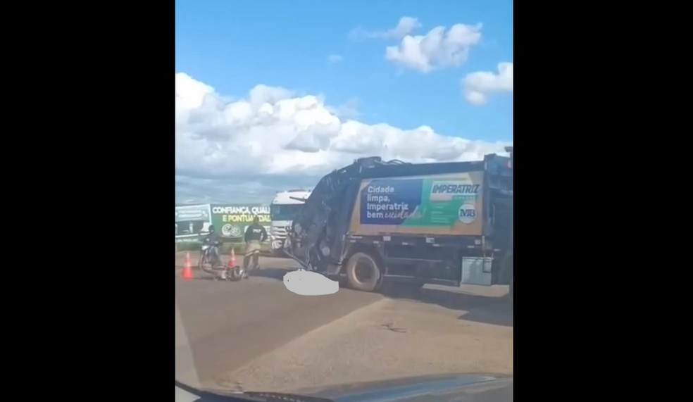 Motociclista morre após se envolver em acidente com caminhão de limpeza pública, na BR-010, em Imperatriz — Foto: Reprodução/Redes sociais
