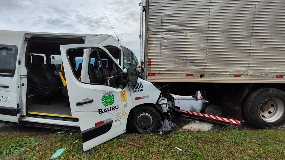 Vítima foi lançada para fora do veículo e morreu na hora — Foto: Victor Cardoso/TV TEM