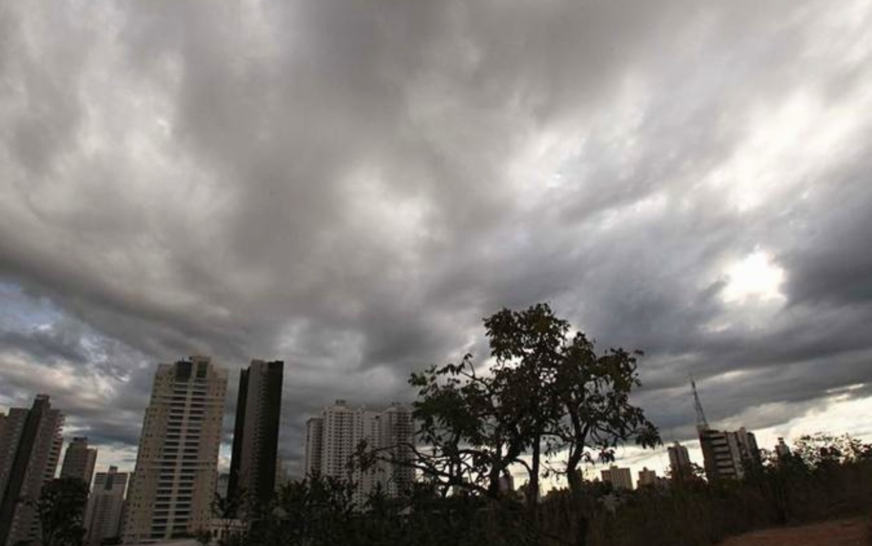Goiás tem mais de 100 cidades com alerta de tempestade e granizo; veja lista
