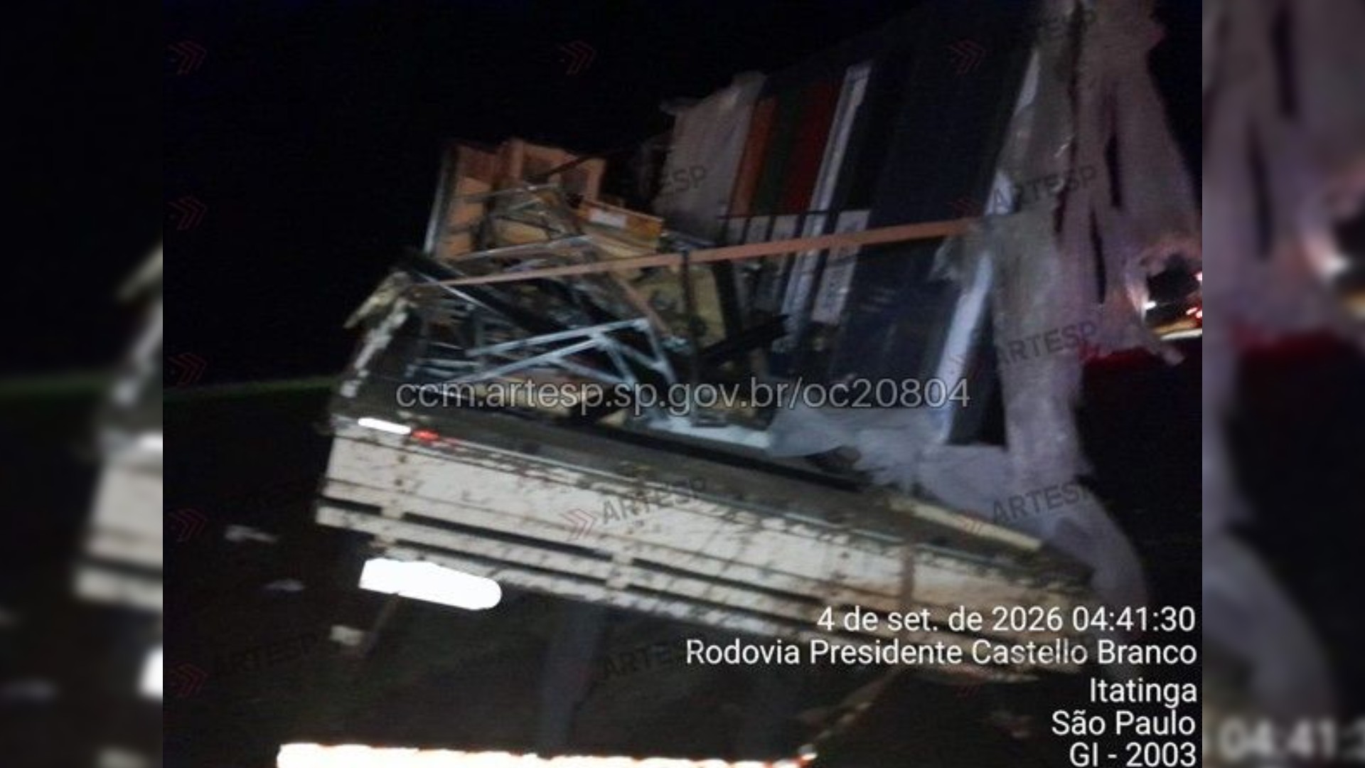 Passageira morre e duas pessoas ficam feridas em acidente entre caminhão e carreta em Itatinga