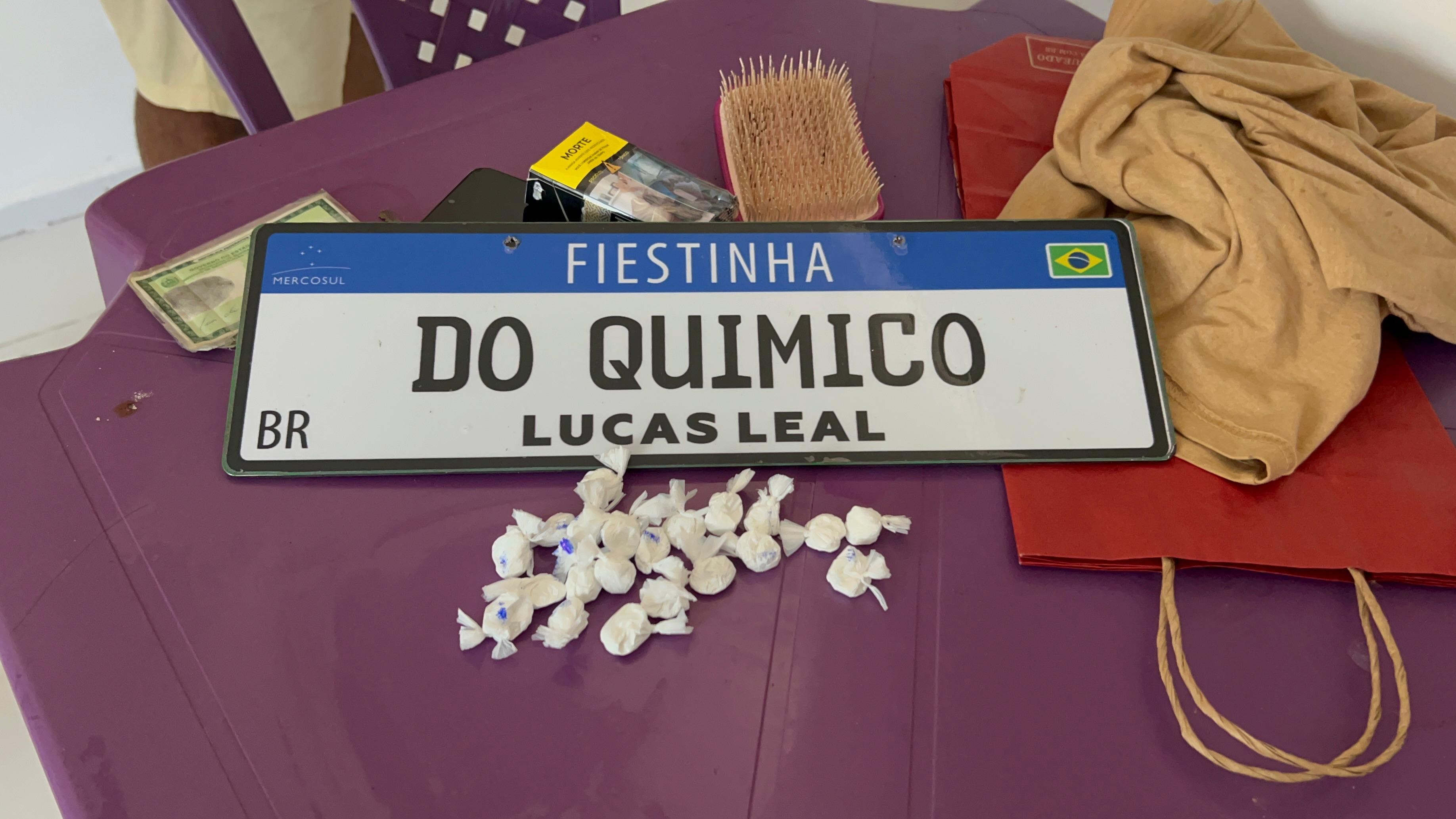 Placa 'Fiestinha do Químico' e drogas são encontradas em apartamento na Zona Leste de Teresina; dois são presos