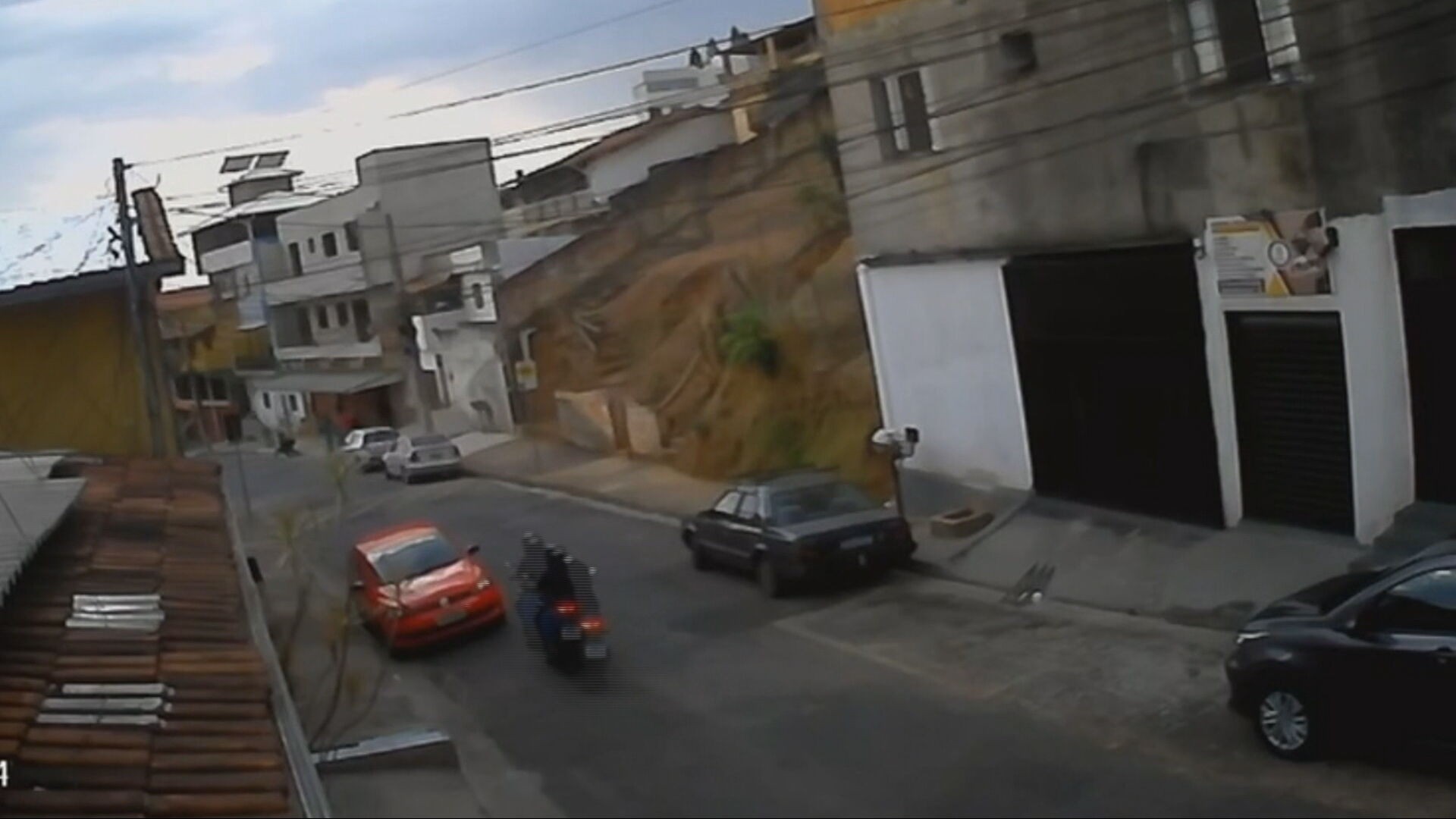 Motociclista morre após perder controle de moto e bater em dois carros em BH; VÍDEO