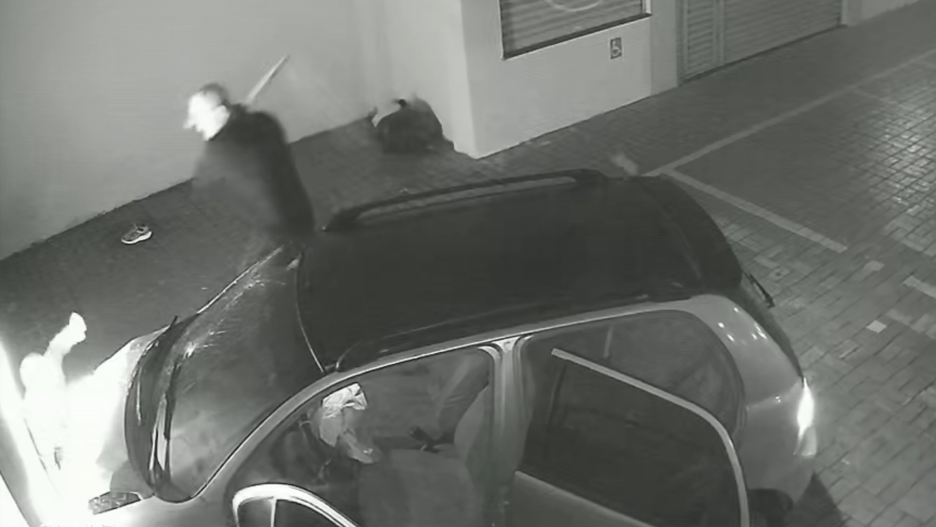 VÍDEO: jovem é atropelado e agredido com taco de beisebol em Arujá