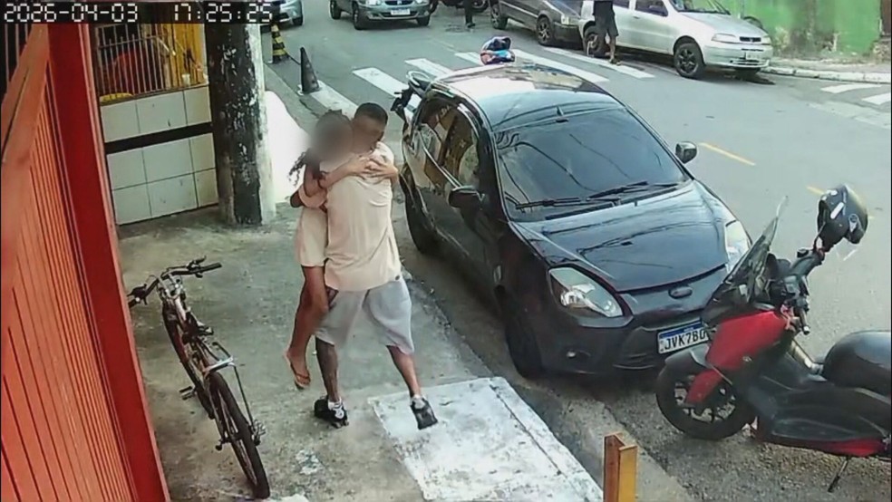 Pai abraça a filha que escapou de atropelamento que matou 2 crianças em Diadema, na Grande SP. — Foto: Reprodução/TV Globo