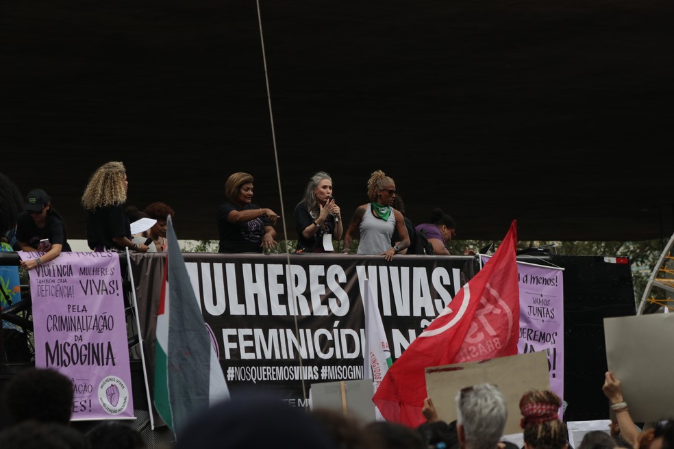 Protesto contra violência às mulheres reúne manifestantes na Avenida Paulista — Foto: ANGÉLICA ALVES/FOTOARENA/ESTADÃO CONTEÚDO