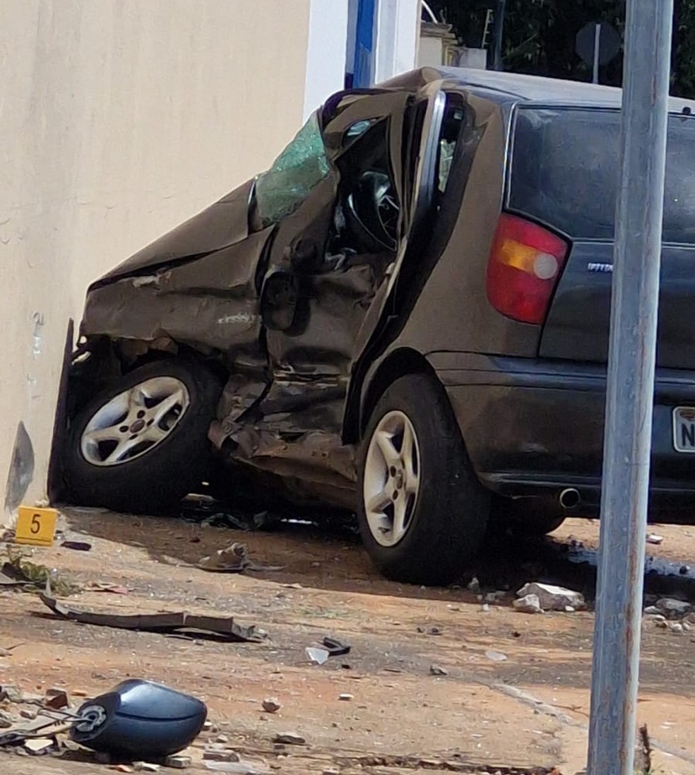 Motorista do carro de passeio morreu na hora — Foto: Guarda Municipal de Várzea Grande