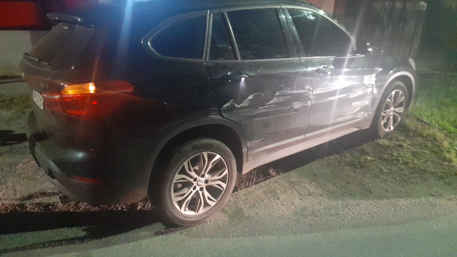 Motorista de carro de luxo furtado em MG tenta atropelar PMs durante abordagem em Resende 
