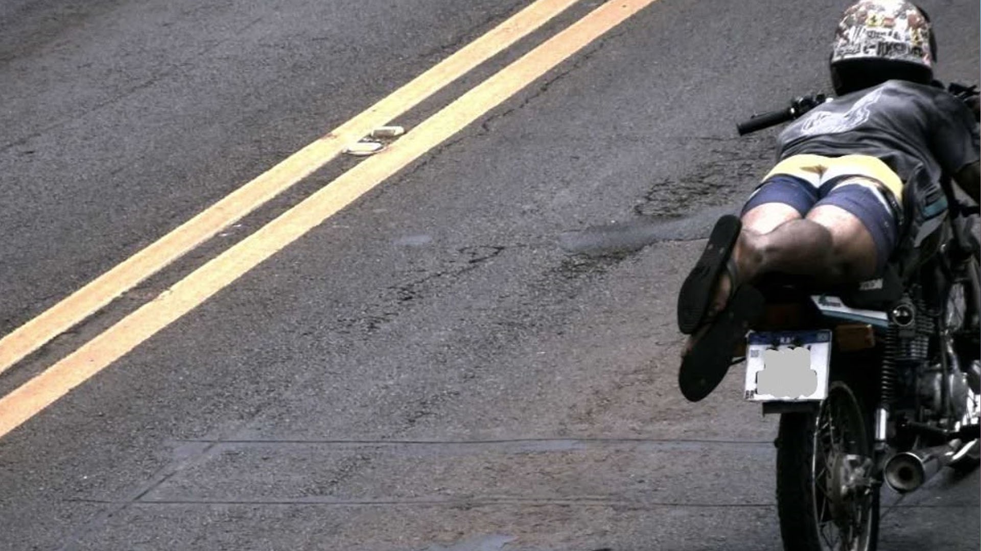 Motociclista é flagrado a 109 km/h e fazendo malabarismo na BR-153 no noroeste de SP