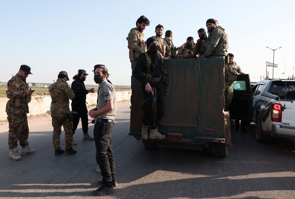 Militares do Exército sírio partem em direção a Latakia para se juntar à luta contra combatentes ligados ao líder deposto da Síria, Bashar al-Assad — Foto: Mahmoud Hassano/Reuters