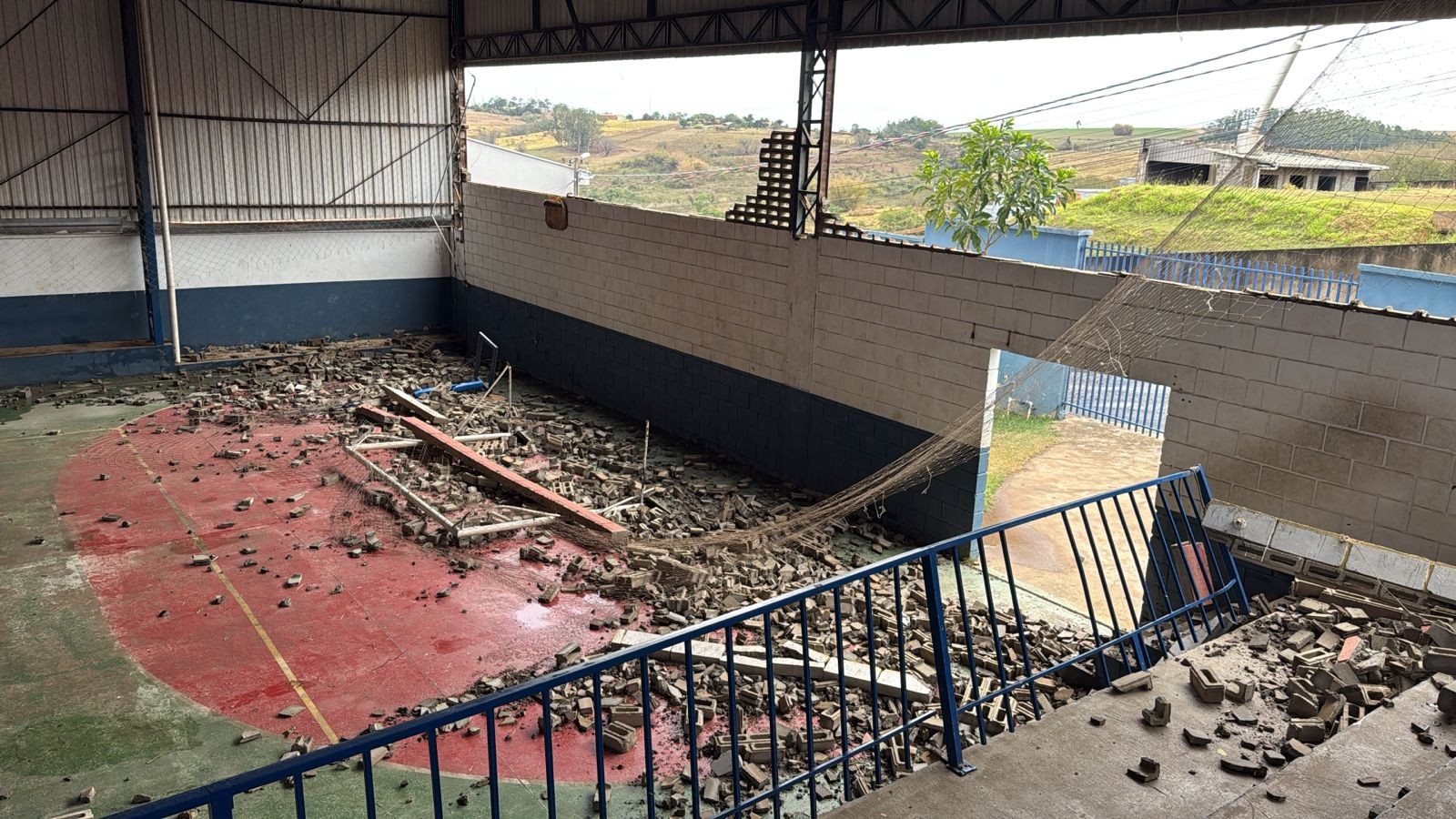 Vendaval derruba muros e destelha escolas em Tietê