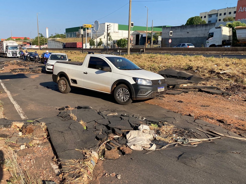 Trânsito no local está comprometido — Foto: Kleyton Guilherme/TV Integração