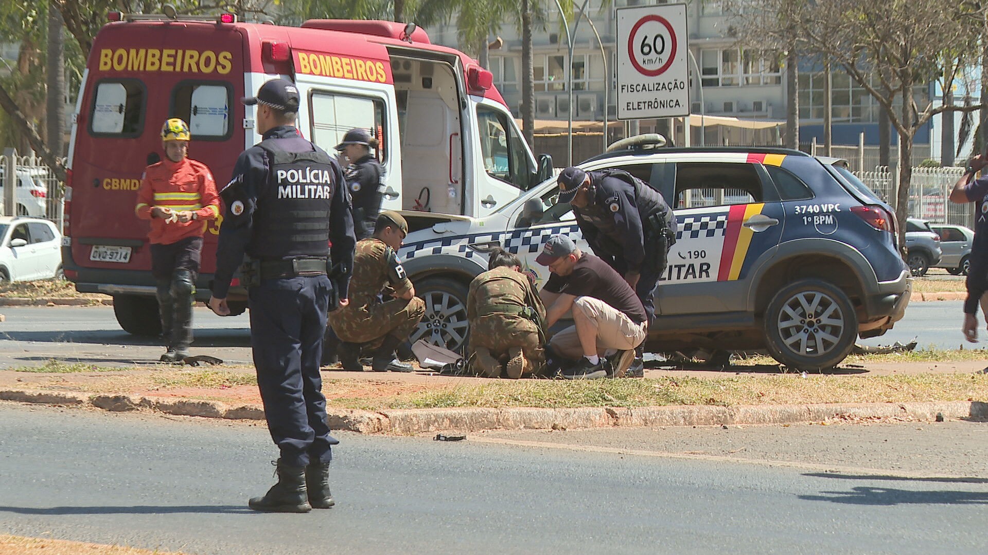 Acidente com carro da PM deixa trânsito parcialmente interditado na W3 Norte, em Brasília