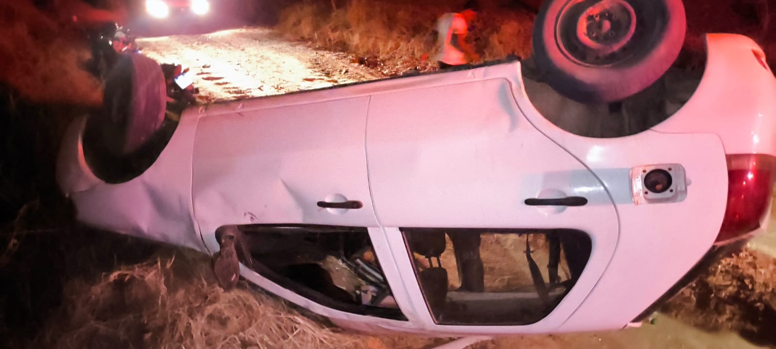 Carro capota e para com as rodas para cima na AMG-3225; motorista fica ferido