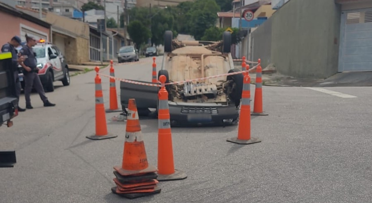 Motorista capota carro em cruzamento de Jundiaí e mobiliza equipe de resgate 