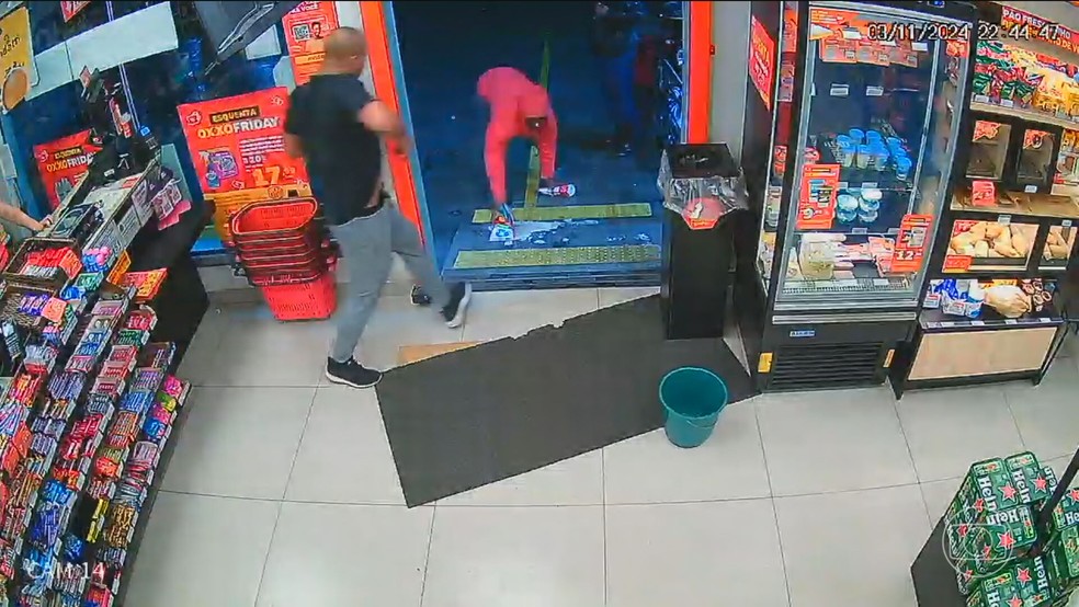 PM atirou contra um homem que furtou sabão de roupa em mercado em SP — Foto: Reprodução/TV Globo