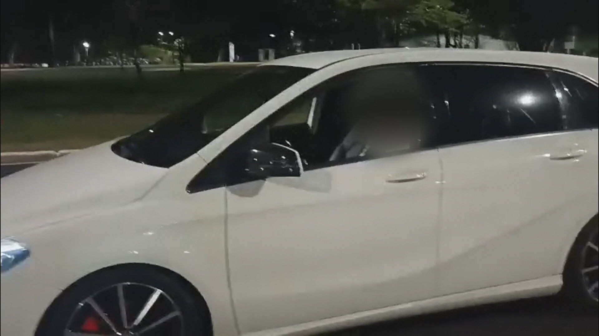 VÍDEO: motorista para carro no meio de avenida em Brasília e dorme ao volante