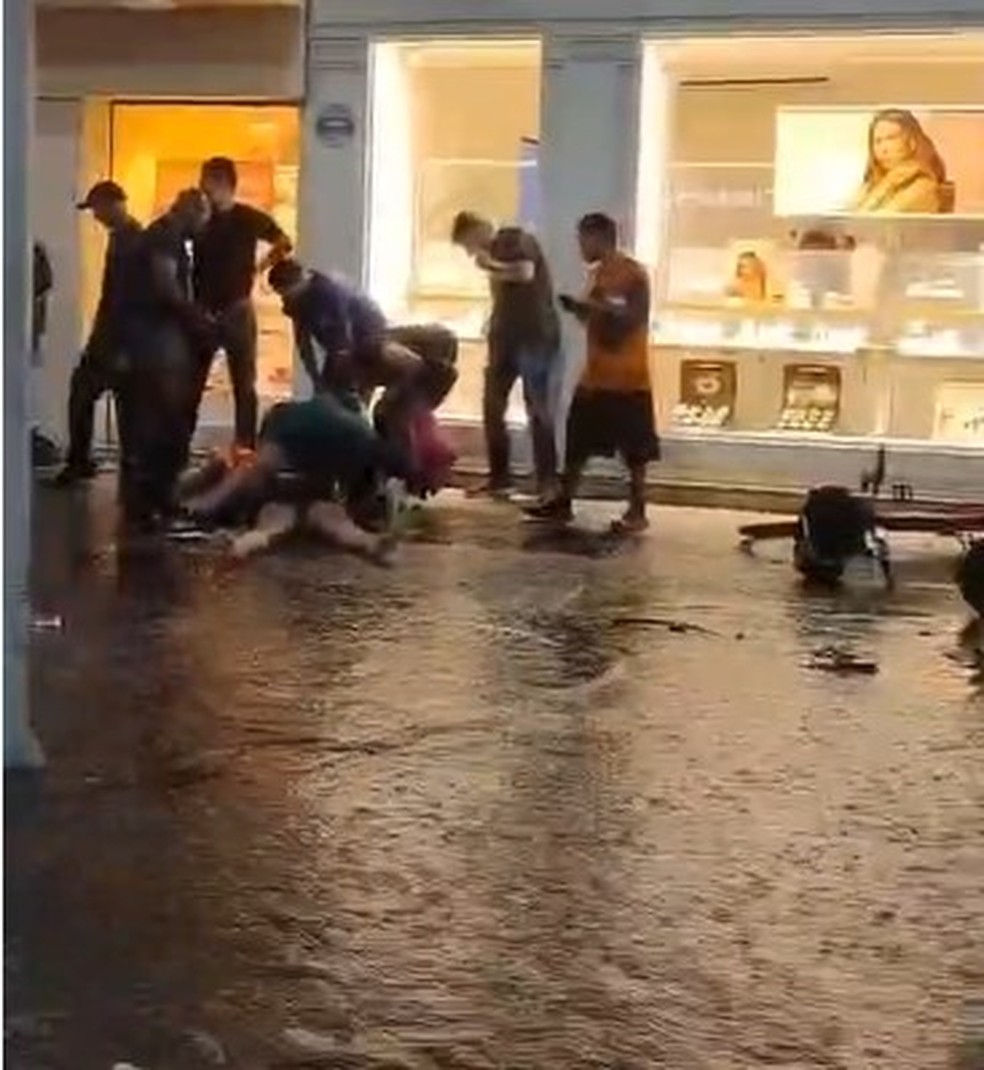 Choque durante alagamento deixa feridos em Copa — Foto: Reprodução/Redes sociais