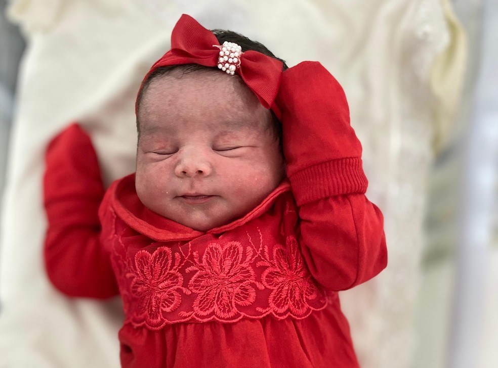 Cecília nasceu dentro do carro enquanto os pais seguiam para a maternidade, em Ipojuca, no Grande Recife — Foto: Acervo pessoal