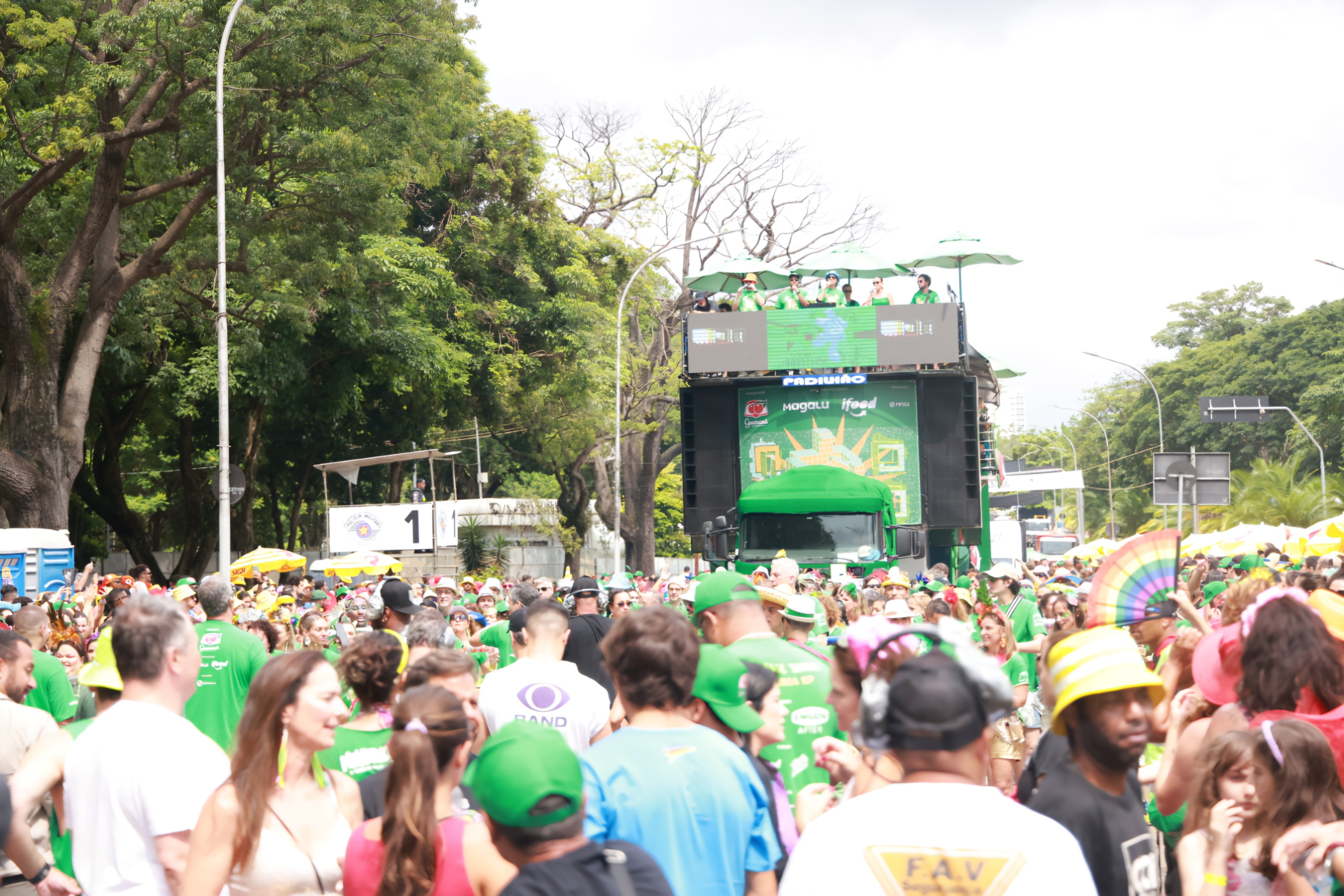 Monobloco homenageia Preta Gil e Arlindo Cruz durante desfile