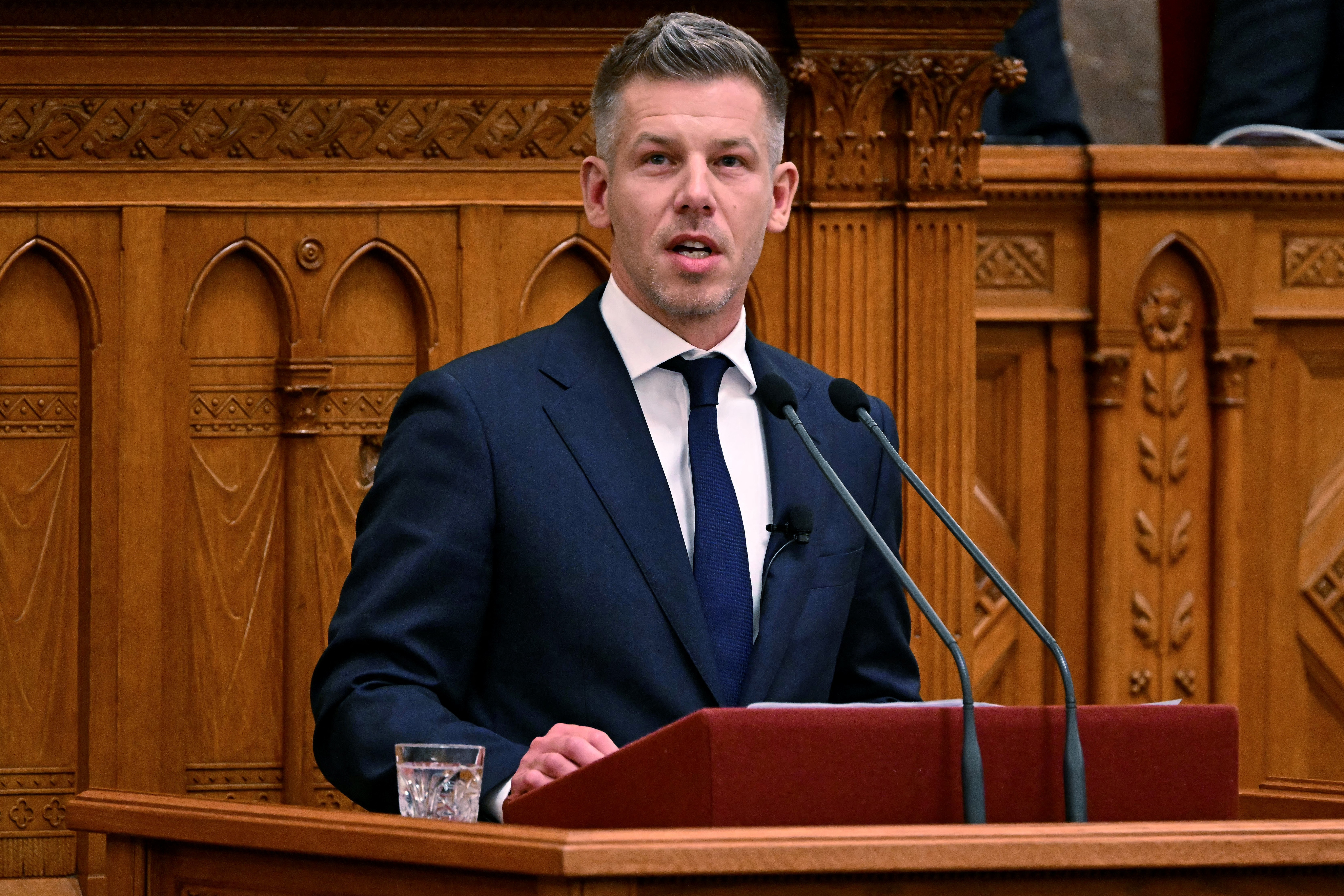 Magyar toma posse como primeiro-ministro da Hungria após vitória sobre Orbán