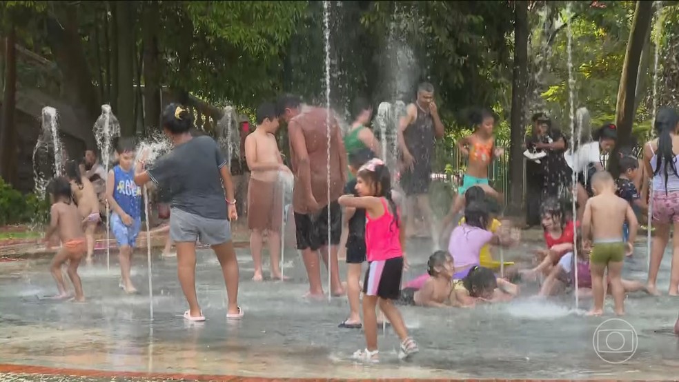 Padre Júlio Lancellotti em almoço de Natal solidário em São Paulo 2025