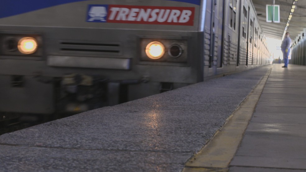 Trem se aproxima de estação da Trensurb na Região Metropolitana de Porto Alegre — Foto: Reprodução/RBS TV