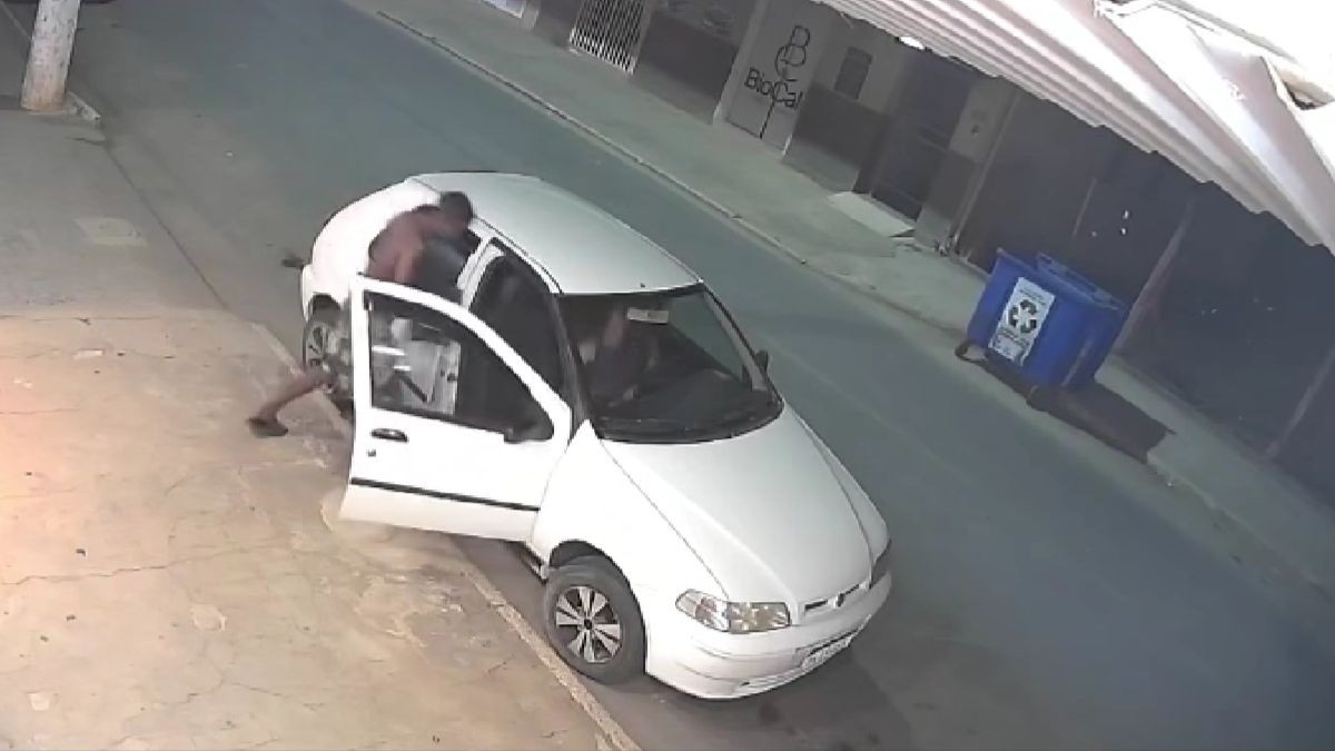 VÍDEO: Homem invade carro estacionado, tenta agarrar mulher e é interrompido por pedestre em MG
