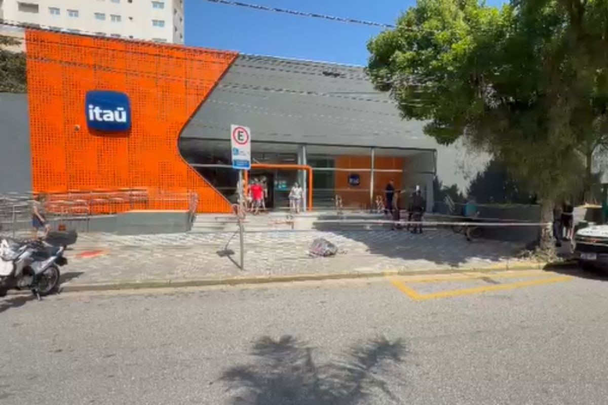 Homem é morto na porta de banco ao ser alvo de emboscada no litoral de SP; cunhado é suspeito