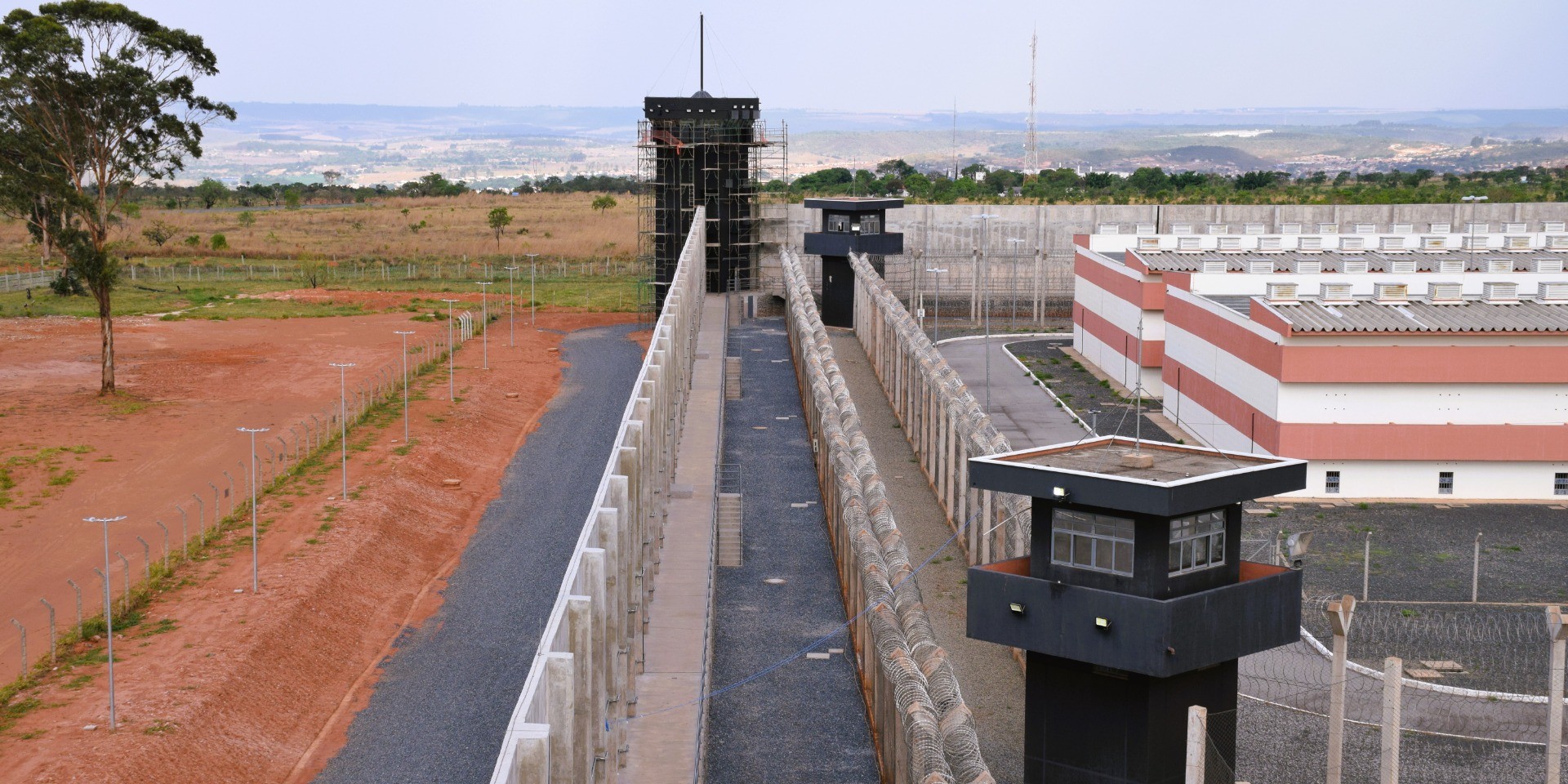 Muralha cerca a penitenciária federal de Brasília; em cada extremidade, há uma 'super torre' para reforçar a segurança