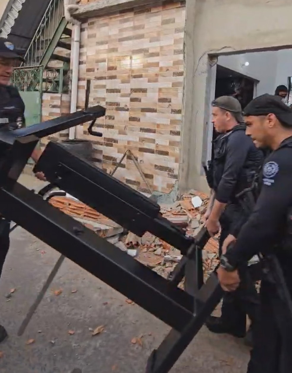Polícia desmantela academia em espaço usado pelo tráfico de drogas em Parada de Lucas — Foto: Reprodução