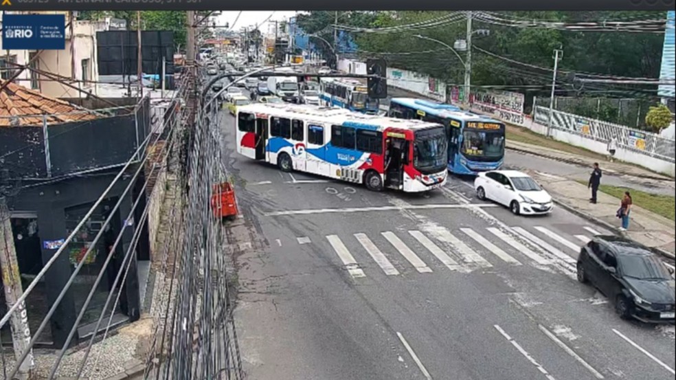 Ônibus são usados como barricadas em Cascadura — Foto: Reprodução