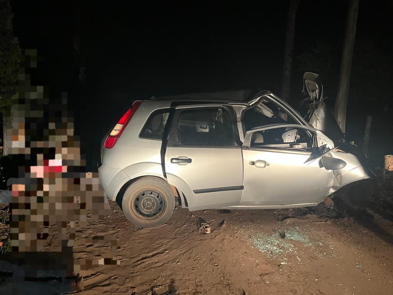 Carro com 7 pessoas bate em eucalipto e duas crianças morrem em MS