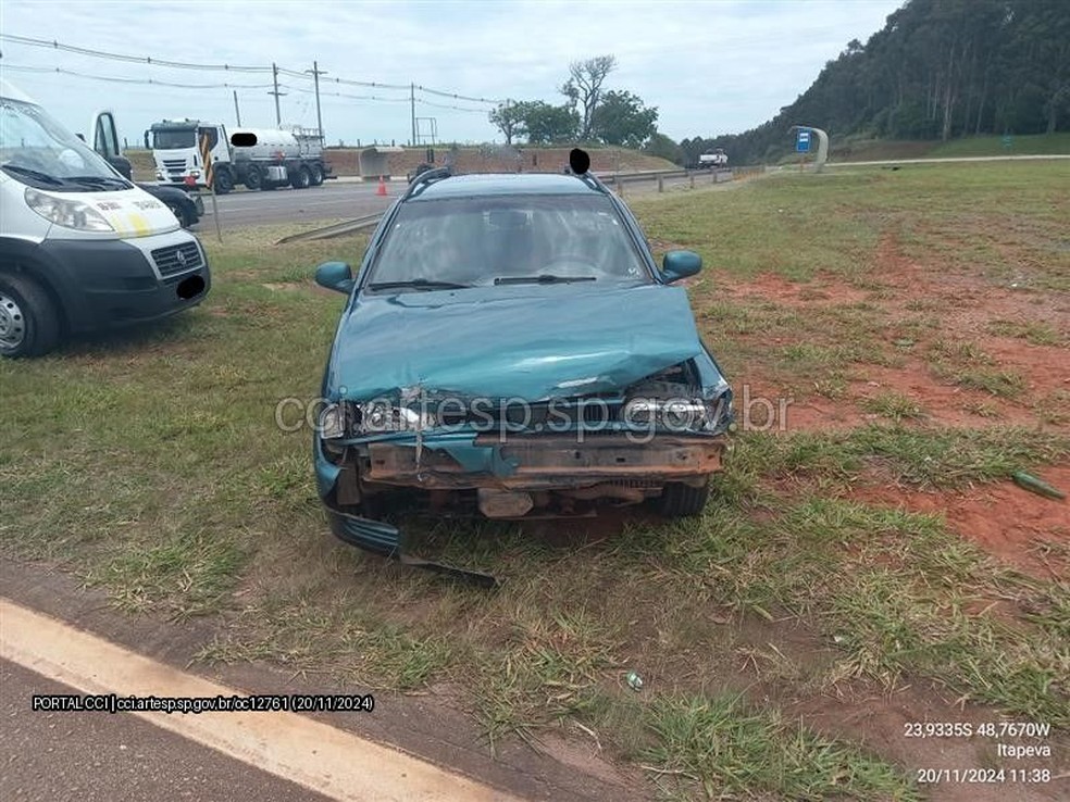 Três pessoas ficaram feridas em um acidente entre dois carros na SP-258 em Taquarivaí (SP). — Foto: Reprodução/Artesp