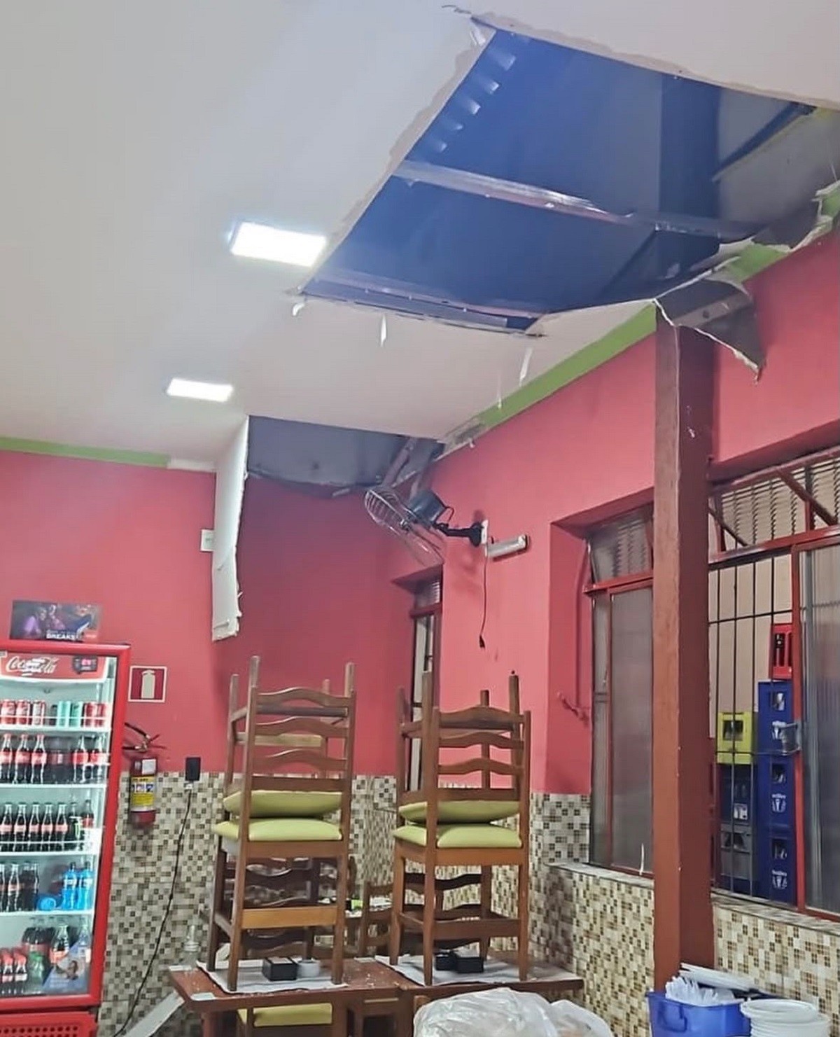 Ladrão invade restaurante no Centro de Juiz de Fora e furta facas, chocolates e refrigerantes