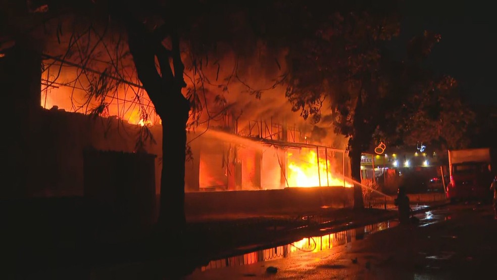 Fogo consome a Ceasa desde a madrugada de quarta-feira — Foto: Jurandir Ferreira/TV Globo