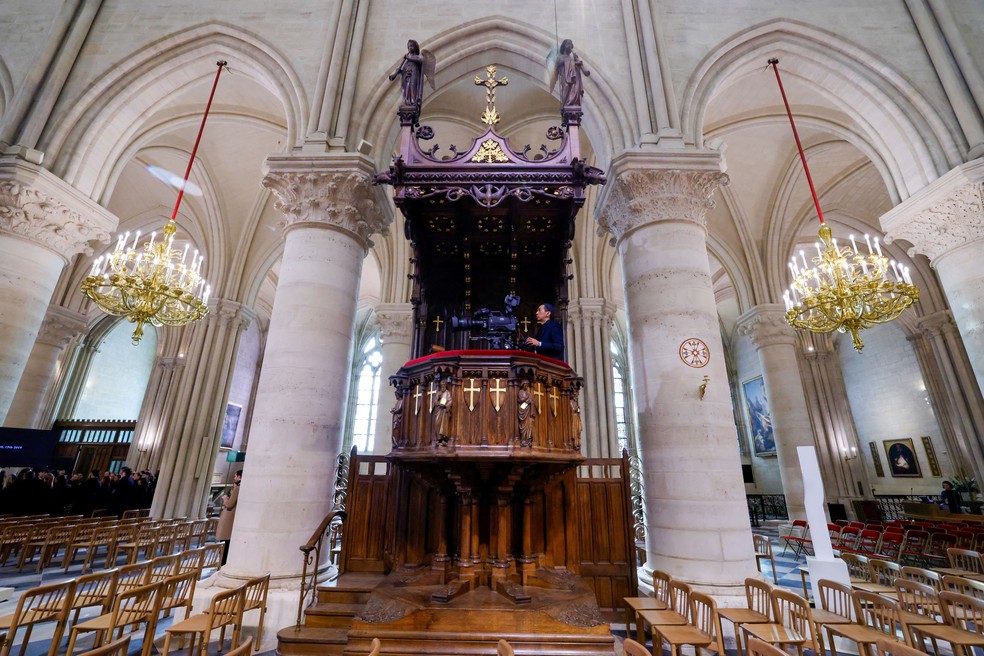 Vista de um operador de câmera de televisão dentro da catedral de Notre-Dame de Paris. — Foto: LUDOVIC MARIN/Pool via REUTERS