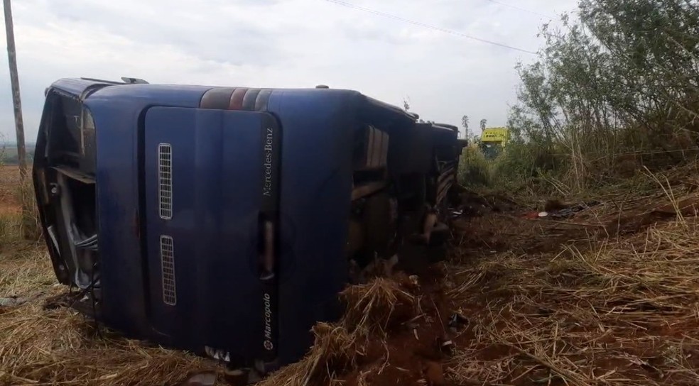 Ônibus caiu de ribanceira em Uberlândia — Foto: Michele Ferreira/TV Integração