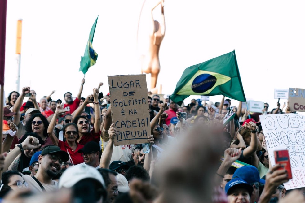 Manifestantes em Fortaleza protestam contra a PEC da Blindagem e a PL da anistia. — Foto: Thiago Gadelha/SVM