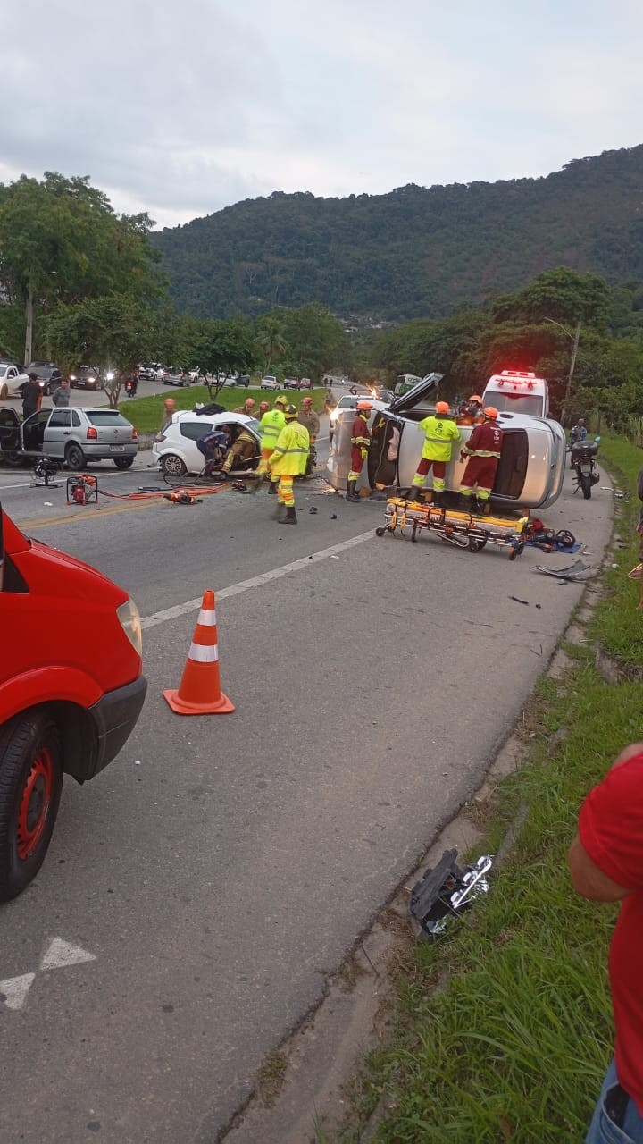 Engavetamento entre três carros deixa três feridos em Angra dos Reis