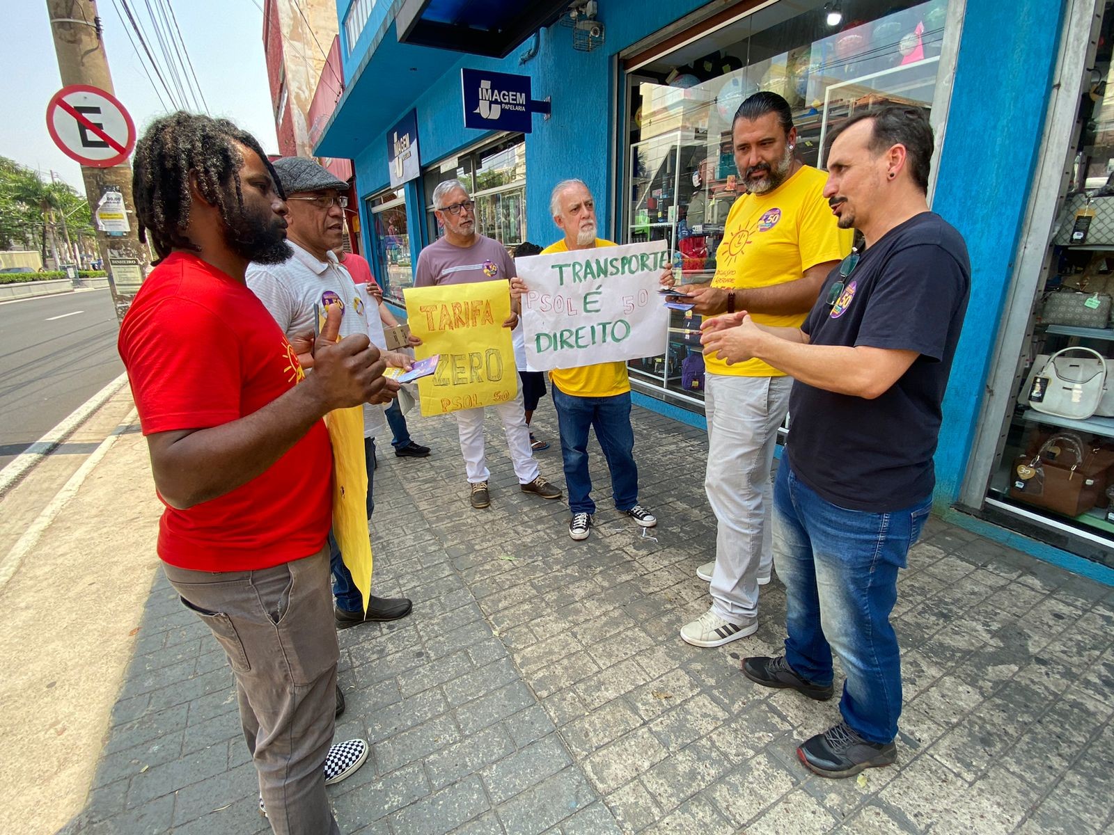 Candidato à Prefeitura de Bauru, Marcos Chagas caminha pelo centro e ouve demandas sobre transporte público