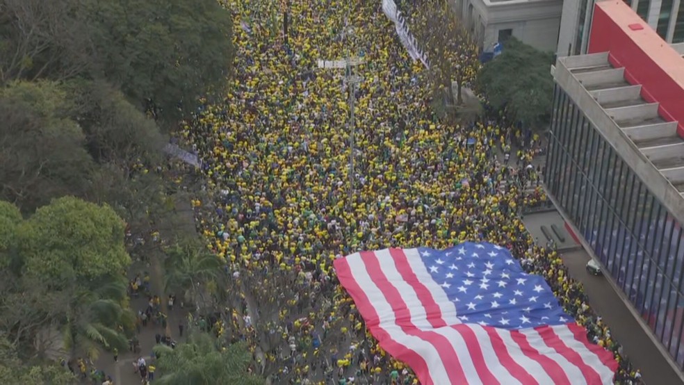 Apoiadores de Bolsonaro abrem bandeira gigante dos Estados Unidos na Avenida Paulista. — Foto: Reprodução/TV Globo