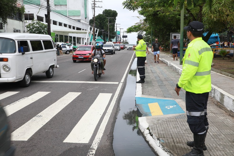 Agentes de trânsito na Avenida Álvaro Maia, Zona Sul de Manaus — Foto: IMMU