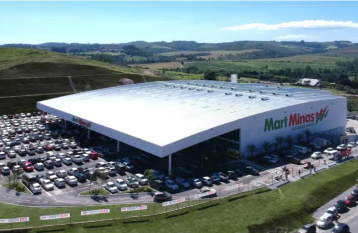 Funcionário que auxiliava manobra de carreta em supermercado morre prensado na Grande BH