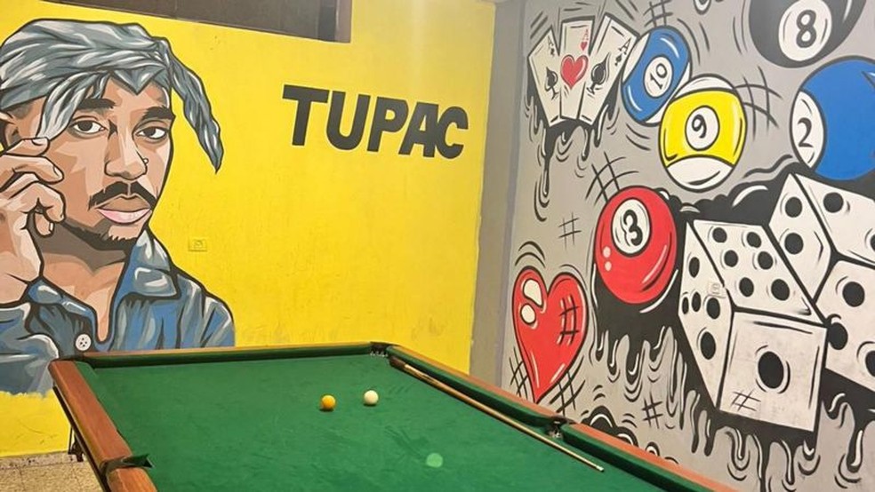 Como era o bar de Mohamed, com a imagem do rapper americano Tupac — Foto: BBC