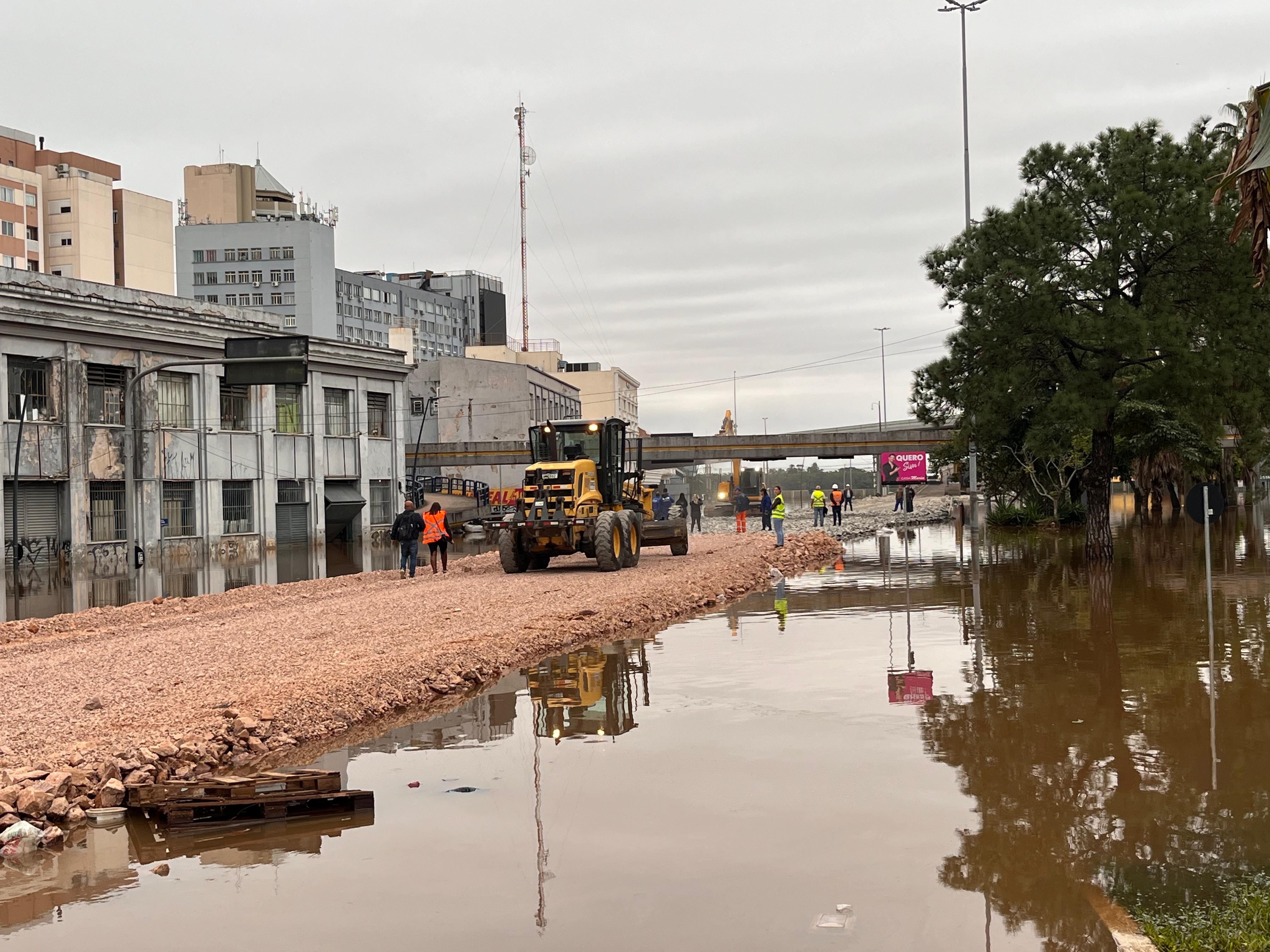 'Corredor humanitário': acesso provisório a Porto Alegre é construído para chegada de ajuda a atingidos por enchentes