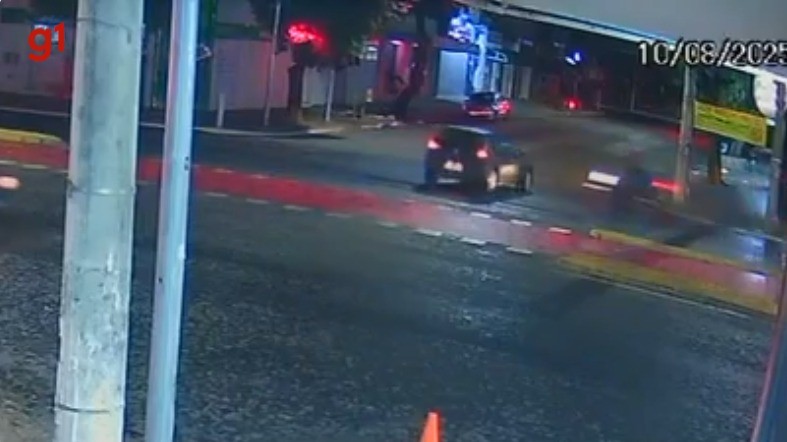 VÍDEO: Carro faz conversão proibida, atinge moto e deixa casal ferido em Governador Valadares