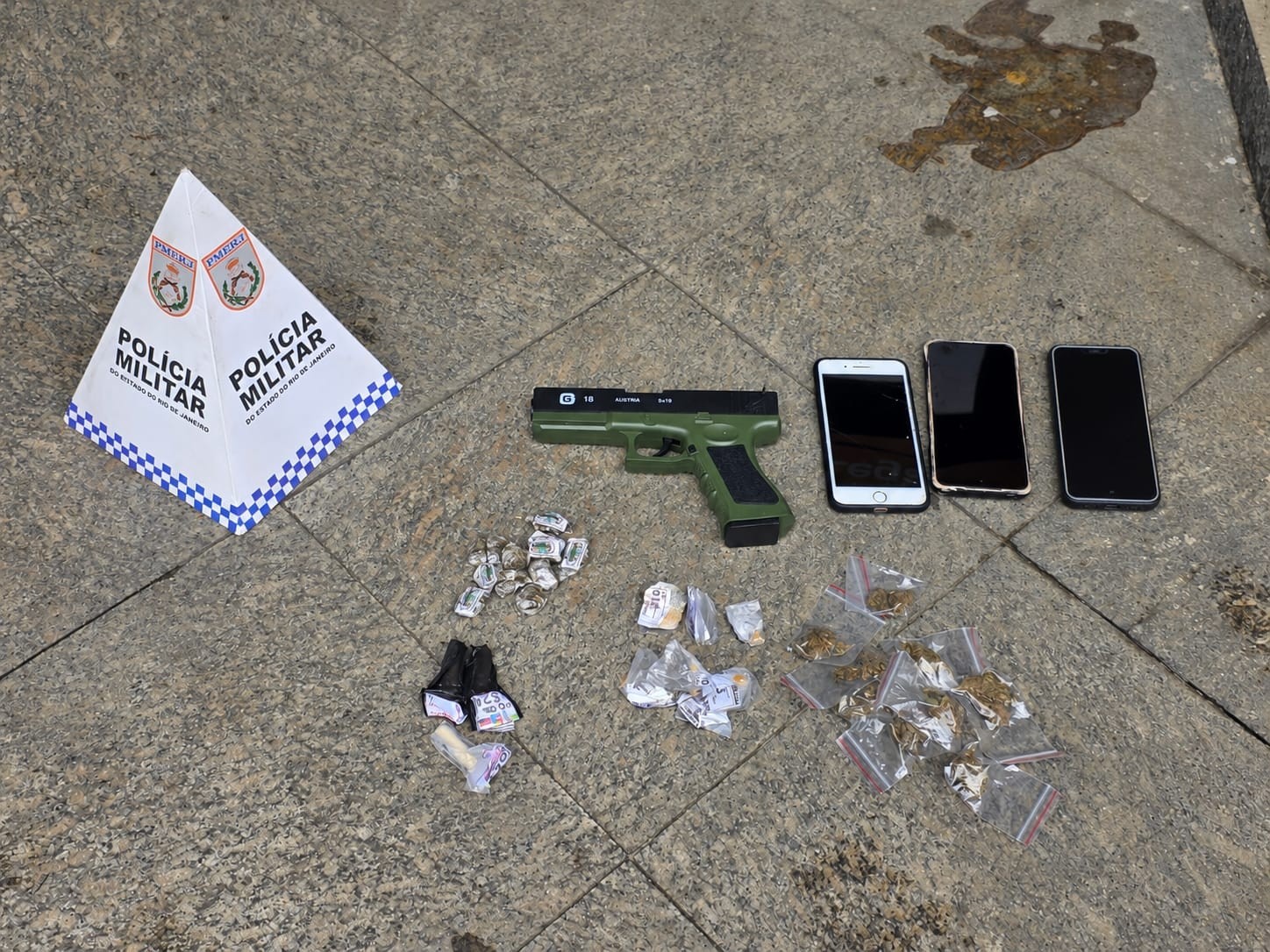 Simulacro de pistola e drogas são apreendidas em Resende